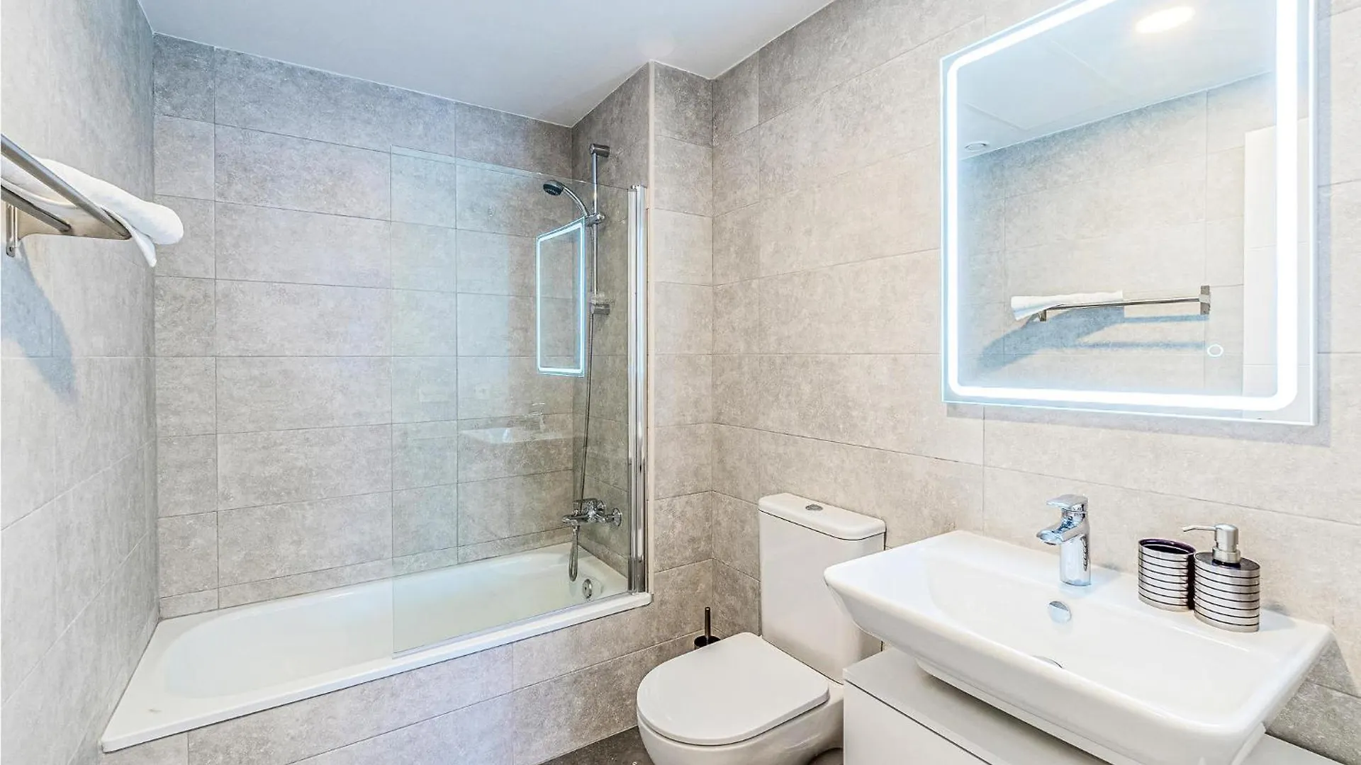 Beautiful Apartment In Sevilla With Wifi